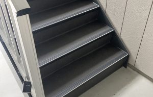 アパート階段　ロンシールシート張り工事