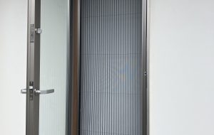 LIXIL　しまえるんですα　収納網戸取替工事